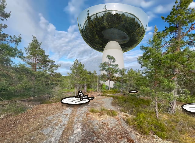 Hemmesta vattentorn på Värmdö på nära håll, med en glänta under, där speglingen i vattencisternen visar den omgivande skärgården.